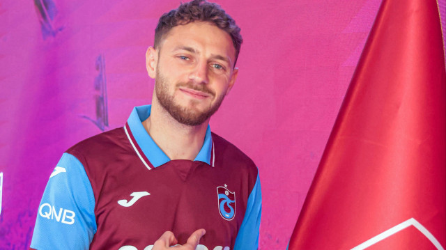 Mustafa Eskihellaç Trabzonspor formasıyla poz verdi. 
