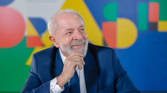 Photo de presse diffusée par la présidence brésilienne montrant le président brésilien Luiz Inacio Lula da Silva en train de faire des gestes lors d'interviews avec des stations de radio brésiliennes à Brasilia, le 5 février 2025. Lula da Silva a qualifié d'"incompréhensible" la proposition du président américain Donald Trump de s'emparer de la bande de Gaza et a déclaré que la tâche revenait aux Palestiniens.