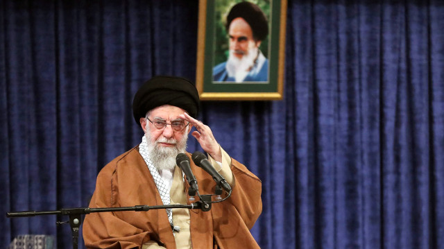 Cette photo diffusée par le bureau du guide suprême iranien, l'ayatollah Ali Khamenei, le montre en train de s'adresser à des membres de l'armée de l'air iranienne à Téhéran, le 7 février 2025. Le 7 février, M. Khamenei a exhorté son gouvernement à ne pas négocier avec les États-Unis, affirmant que ce serait "imprudent". Cet avertissement est intervenu quelques jours après que le président américain Donald Trump a appelé à un "accord de paix nucléaire vérifié" avec l'Iran, ajoutant que ce pays "ne peut pas avoir d'arme nucléaire".