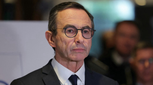 Le ministre français de l'Intérieur, Bruno Retailleau, assiste à une conférence de presse après s'être vu présenter un aperçu du mode opératoire utilisé par les réseaux de passeurs lors d'une visite à l'Office de lutte contre le trafic de migrants (Oltim) à Lognes, à l'est de Paris, le 7 février 2025.