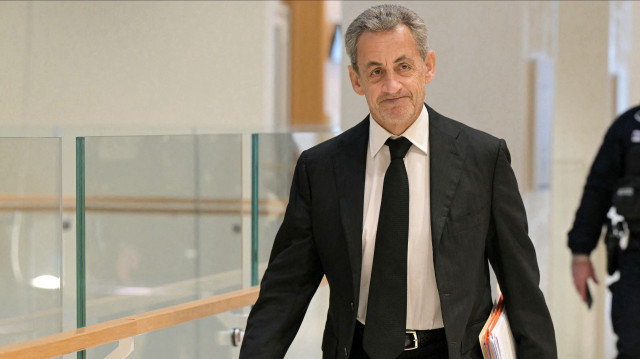L'ancien président français et accusé Nicolas Sarkozy arrive au palais de justice de Paris, le 20 janvier 2025, pour son procès pour acceptation de financement illégal de campagne dans le cadre d'un pacte présumé avec le défunt dictateur libyen Moamer Kadhafi. Douze suspects sont jugés, dont d'anciens proches collaborateurs, accusés d'avoir conçu un pacte avec Kadhafi pour financer illégalement la campagne électorale victorieuse de M. Sarkozy en 2007. Ils nient les accusations. S'il est reconnu coupable, M. Sarkozy risque jusqu'à 10 ans de prison pour dissimulation de détournement de fonds publics et financement illégal de campagne électorale.