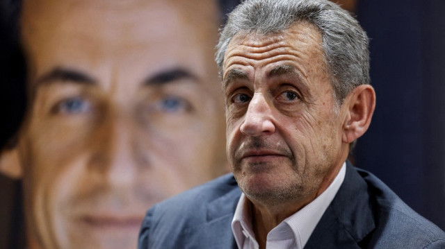 L'ancien président français Nicolas Sarkozy assiste à une séance de dédicace de son livre "Le Temps des Combats" dans une librairie de Neuilly-sur-Seine, au nord-ouest de Paris, le 4 décembre 2023.