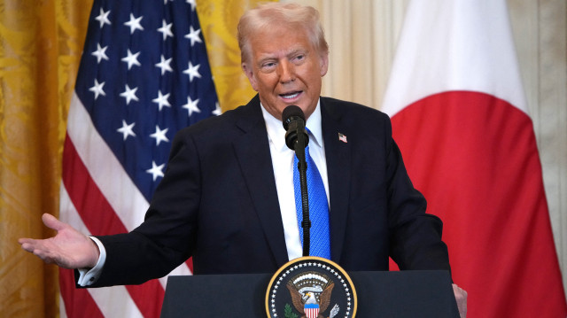 Le président américain Donald Trump s'exprime lors d'une conférence de presse conjointe avec le Premier ministre japonais Shigeru Ishiba dans la salle Est de la Maison Blanche le 07 février 2025 à Washington, DC. Shigeru, qui a pris ses fonctions en octobre, est le premier dirigeant asiatique à rendre visite à Trump depuis son retour à la Maison Blanche le mois dernier.
