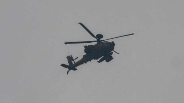 Un hélicoptère d'attaque AH-64 Apache de l'armée de l'air israélienne survole une opération militaire dans le camp de réfugiés palestiniens de Jénine, dans le nord de la Palestine occupée, le 3 février 2025.
