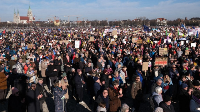Des manifestants participent à une manifestation contre l'extrême droite à la Theresienwiese sous le slogan "La démocratie a besoin de vous !" à Munich, le 8 février 2025. 