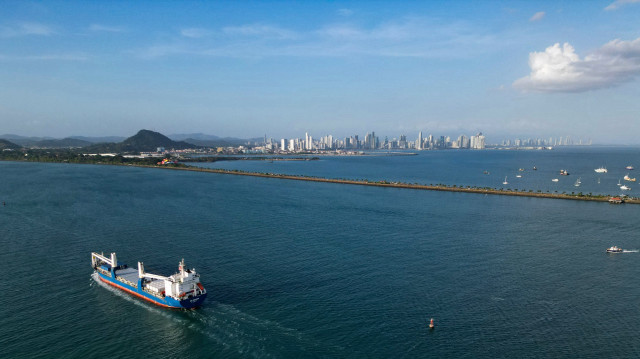 Dans cette vue aérienne, un cargo entre dans le canal de Panama du côté de l'océan Pacifique à Panama City, le 4 février 2025. Deux avocats panaméens ont déposé une plainte lundi pour annuler la concession d'une société basée à Hong Kong pour l'exploitation de deux ports sur le canal de Panama, suite aux menaces du président américain Donald Trump de s'emparer de cette voie d'eau vitale.
