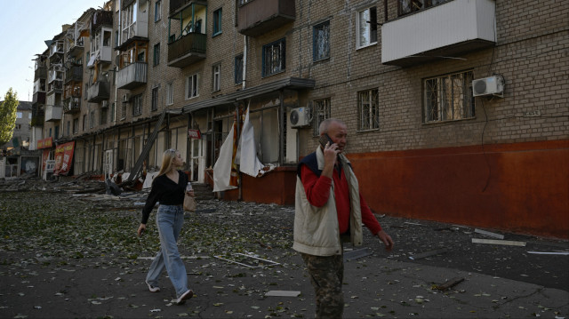 Des habitants passent devant un bâtiment endommagé à la suite d'une attaque russe dans la ville de Kramatorsk, dans la région de Donetsk, le 25 septembre 2024, dans le cadre de l'invasion russe de l'Ukraine. Une attaque russe sur la ville de Kramatorsk dans la région de Donetsk, à l'est de l'Ukraine, le 25 septembre 2024, a fait un mort et au moins 15 blessés, a déclaré le gouverneur de la région, Vadym Filashkin.