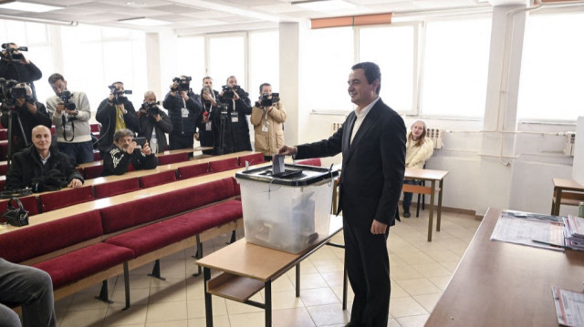 Le Premier ministre du Kosovo, Albin Kurti, vote dans un bureau de vote lors des élections législatives, à Pristina, le 9 février 2025.