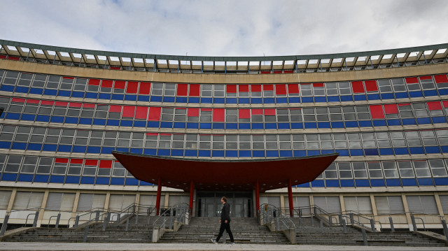 Un habitant passe devant le bâtiment de la Faculté de droit de l'Université de Strasbourg, dans l'est de la France, le 5 janvier 2023. 