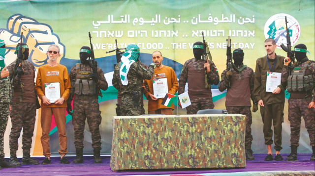 İsrail tarafı ise Batı Şeria'daki Ramallah kenti yakınlarında bulunan Ofer hapishanesinde topladığı 183 Filistinli tutukluyu otobüslerle tahliye etti.