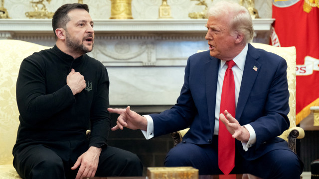 Le président américain Donald Trump et le président ukrainien Volodymyr Zelensky se rencontrent dans le bureau ovale de la Maison Blanche à Washington, DC, le 28 février 2025. M. Zelensky et M. Trump se sont ouvertement affrontés à la Maison Blanche le 28 février lors d'une réunion au cours de laquelle ils devaient signer un accord sur le partage des richesses minérales de l'Ukraine et discuter d'un accord de paix avec la Russie. "Vous n'êtes pas du tout reconnaissant. Ce n'est pas une chose agréable", a déclaré M. Trump. "Il sera très difficile de faire des affaires comme cela", a-t-il ajouté.