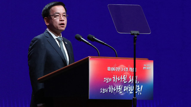 Le président sud-coréen par intérim et vice-premier ministre Choi Sang-mok s'exprime lors de la cérémonie du 106e jour du mouvement pour l'indépendance à l'université féminine Soongeui à Séoul, le 1er mars 2025. Les Sud-Coréens célèbrent ce jour férié qui marque le soulèvement civil de 1919 contre la domination japonaise, qui a colonisé la péninsule coréenne de 1910 à 1945.