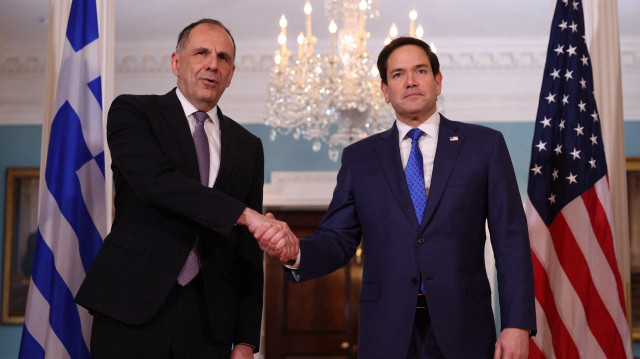 Le secrétaire d'État américain Marco Rubio (R) serre la main du ministre grec des Affaires étrangères Giorgos Gerapetritis lors de leur rencontre dans la salle des traités du département d'État à Washington, DC, le 28 février 2025.