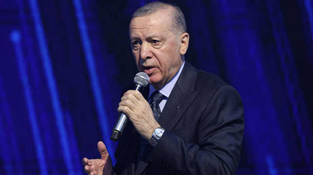Le président turc Recep Tayyip Erdogan fait un geste lors d'un discours prononcé par le Parti de la justice et du développement (AKP), dans le cadre du 8e grand congrès ordinaire à l'Ankara Arena à Ankara, le 23 février 2025.