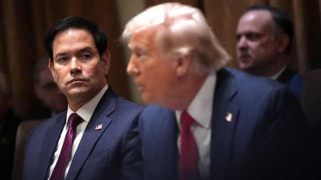 Le secrétaire d'État américain Marco Rubio écoute le président Donald Trump prononcer un discours lors d'une réunion du cabinet à la Maison Blanche le 26 février 2025 à Washington, DC.