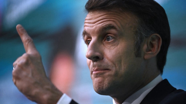 Le président français Emmanuel Macron prononce un discours lors de la session de clôture du Forum d'affaires franco-portugais à Porto, au deuxième jour d'une visite d'État au Portugal, le 28 février 2025.