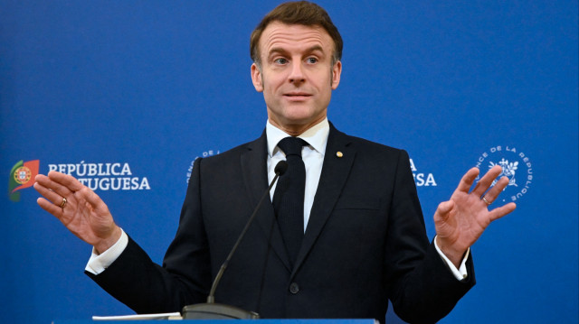 Le président français Emmanuel Macron s'exprime lors d'une conférence de presse conjointe avec le Premier ministre portugais à l'hôtel de ville de Porto, au deuxième jour d'une visite d'État au Portugal, le 28 février 2025. En visite d'État de deux jours au Portugal, Emmanuel Macron a appelé hier les Européens à être "plus unis et plus forts que jamais" et à refuser la "vassalisation heureuse" à l'égard des États-Unis, alors que les négociations sur l'Ukraine s'accélèrent des deux côtés de l'Atlantique. Cette visite officielle au pays de la Révolution des oeillets, la première d'un chef d'Etat français depuis plus d'un quart de siècle, visait, selon l'Elysée, à "souligner la profondeur et la force des liens" entre les deux pays.