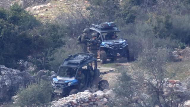 Les forces de l'armée israélienne patrouillent dans le village de Kfarshuba, dans le sud du Liban, le 17 février 2025. Un fragile cessez-le-feu entre Israël et le Hezbollah, groupe militant soutenu par l'Iran, est en vigueur depuis le 27 novembre, après plus d'un an d'hostilités, dont deux mois de guerre totale. En vertu de cet accord, l'armée libanaise devait se déployer dans le sud du pays aux côtés des forces de maintien de la paix des Nations unies au fur et à mesure du retrait de l'armée israélienne sur une période de 60 jours, qui a ensuite été prolongée jusqu'au 18 février.