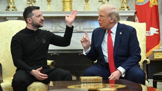 Le président américain Donald Trump et le président ukrainien Volodymyr Zelensky se rencontrent dans le bureau ovale de la Maison Blanche à Washington, DC, le 28 février 2025. 