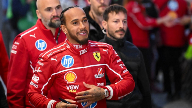 Le pilote britannique de F1 Lewis Hamilton, sur la Piazza Castello à Milan, le 6 mars 2025.