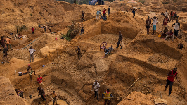 Selon l'Institut américain d'études géologiques (USGS), la RDC a fourni en 2024 76% de la production mondiale de cobalt, minerai essentiel notamment à la fabrication des batteries des véhicules électriques et dont la demande a explosé depuis 2000.