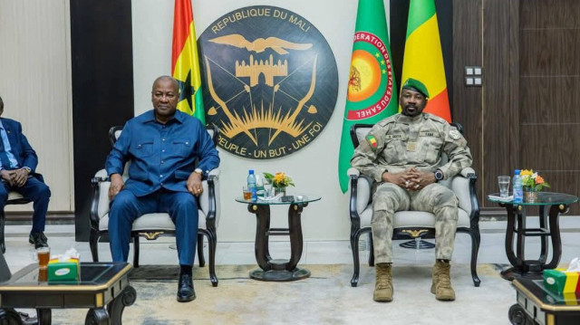 Le Président de la République du Ghana, John Mahama, et le Président de la Transition au Mali, le Général Assimi Goita, le 10 mars 2025, à Bamako, au Mali.