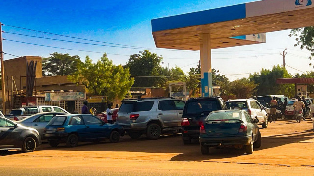 Le Niger produit environ 20.000 barils de carburant raffiné par jour grâce à sa seule raffinerie, la Soraz. Mais celle-ci ne livre que 25 camions-citernes par jour, alors que les besoins du pays s’élèvent à 50 camions-citernes quotidiens.