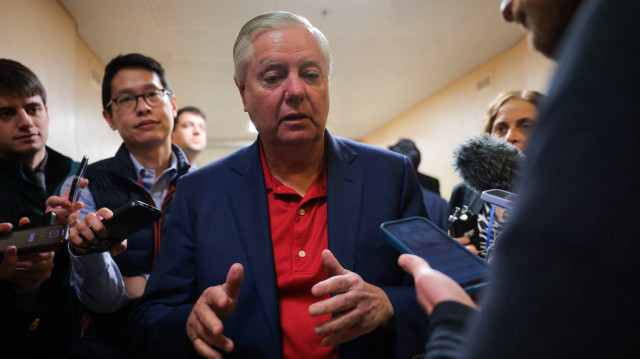 Le sénateur Lindsey Graham (R-SC) s'adresse aux médias à l'extérieur du métro du Sénat avant de voter au Capitole, le 3 mars 2025 à Washington, DC.
