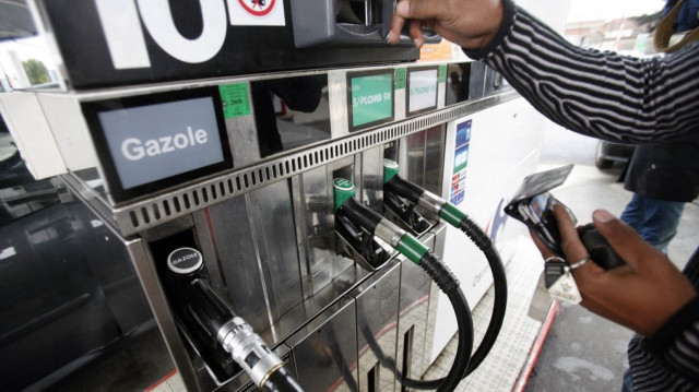 Les prix du pétrole subissent également les répercussions des tarifs douaniers américains. Le président Donald Trump a annoncé, puis retardé, des taxes sur les exportations de pétrole du Canada et du Mexique, tout en augmentant les droits de douane sur les produits chinois.