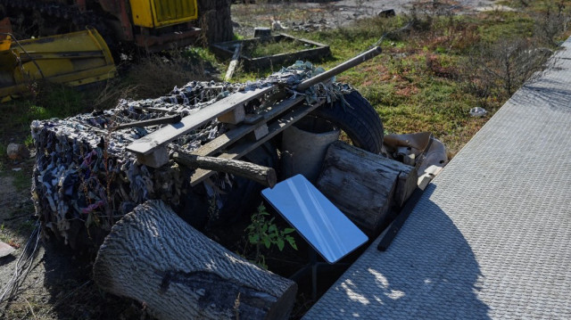 Le système satellitaire à large bande Starlink est photographié dans le village de la région frontalière de Kherson, à l'extérieur de Mykolaiv, le 31 octobre 2022.