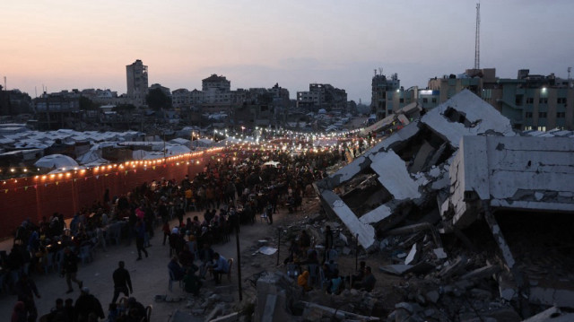 Des Palestiniens se rassemblent pour le repas de l'Iftar, dans la ville de Gaza le 6 mars 2025, pendant le mois de jeûne musulman du Ramadan.