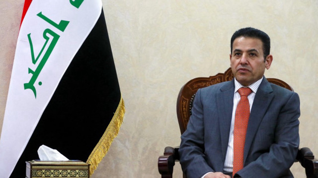 Le conseiller à la sécurité nationale de l'Irak, Qasim al-Araji, parle lors d'une interview avec l'AFP dans la zone verte à Bagdad le 5 mars 2025.