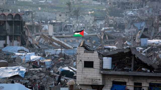 Le drapeau palestinien flotte au milieu des ruines de bâtiments à Beit Lahia, dans le nord de la bande de Gaza, le 4 mars 2025.