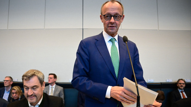 Friedrich Merz (à droite), leader de la CDU et candidat principal au poste de chancelier, se tient à côté de Markus Soeder (à gauche), premier ministre de l'État de Bavière et leader de l'Union chrétienne-sociale (CSU), lors de la réunion de direction de l'Union chrétienne-démocrate (CDU), à Berlin, le 10 mars 2025.