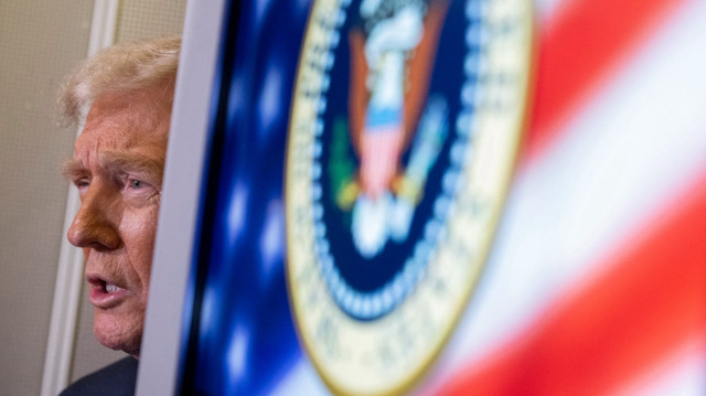 Le président américain Donald Trump s'adresse aux journalistes à bord d'Aire Force One alors qu'il se rend de West Palm Beach à Washington, le 9 mars 2025.