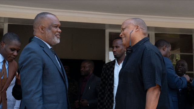 Corneille Nangaa (G), le leader de l'Alliance du fleuve Congo (AFC) et chef d'une coalition de groupes comprenant le mouvement M23, arrive aux bureaux du gouvernement local à Bukavu le 1er mars 2025. 
