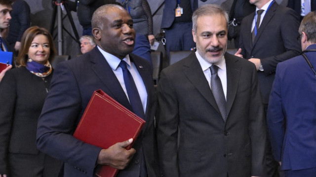Le ministre britannique des Affaires étrangères David Lammy (à gauche) s'entretient avec le ministre turc des Affaires étrangères Hakan Fidan (à droite).