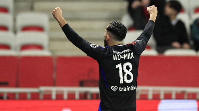 Le milieu de terrain de Lyon, Rayan Cherki, après avoir marqué le premier but de Lyon lors du match de Ligue 1 entre l'OGC Nice et l'Olympique Lyonnais (Lyon) au stade Allianz Riviera à Nice, le 9 mars 2025.
