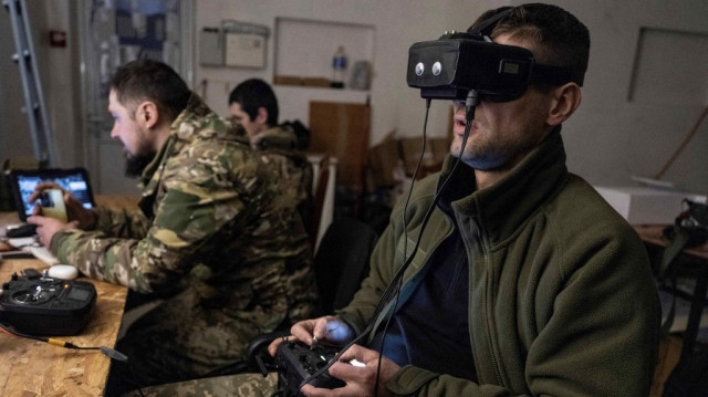 Le service de presse de la 93e brigade mécanisée séparée de Kholodnyi Yar des forces terrestres ukrainiennes, un militaire ukrainien utilise un drone à Pokrovsk, dans la région de Donetsk, dans le cadre de l'invasion russe de l'Ukraine, le 9 mars 2025.