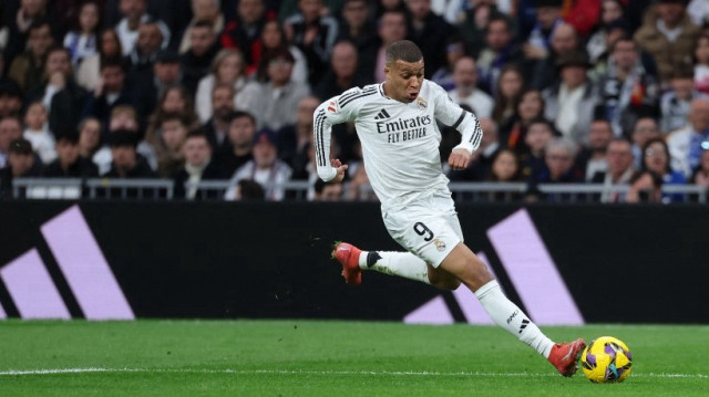 L'attaquant français du Real Madrid, Kylian Mbappé, prépare son tir avant d'inscrire le premier but lors du match de Liga entre le Real Madrid et le Rayo Vallecano, à Madrid, le 9 mars 2025.