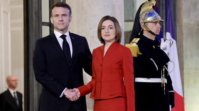 Le président français Emmanuel Macron (G) serre la main du président moldave Maia Sandu avant leur rencontre au palais de l'Élysée à Paris, le 10 mars 2025.