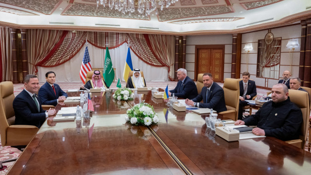 Le secrétaire d'État américain Marco Rubio (2e à gauche), le conseiller américain à la sécurité nationale Mike Waltz (à gauche), le ministre ukrainien des Affaires étrangères Andrii Sybiha (3e à droite), le chef du bureau présidentiel ukrainien Andriy Yermak (2e à droite) et le ministre ukrainien de la Défense Rustem Umerovto (à droite) se réunissent à Djeddah en présence du ministre saoudien des Affaires étrangères Faisal bin Farhan (3e à gauche) et du conseiller à la sécurité nationale Mosaad bin Mohammad al-Aiban (3e à droite), le 11 mars 2025.