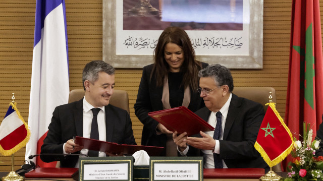 Le ministre marocain de la Justice, Abdellatif Ouahbi (à droite), et son homologue français, Gerald Darmanin, échangent des documents lors d'une cérémonie de signature d'une déclaration commune à Rabat, le 10 mars 2025.