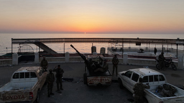 Cette vue aérienne montre les forces de sécurité du nouveau gouvernement syrien montant la garde alors que le soleil se couche dans la ville de Jableh, dans la province côtière de Lattaquié, le 10 mars 2025.
