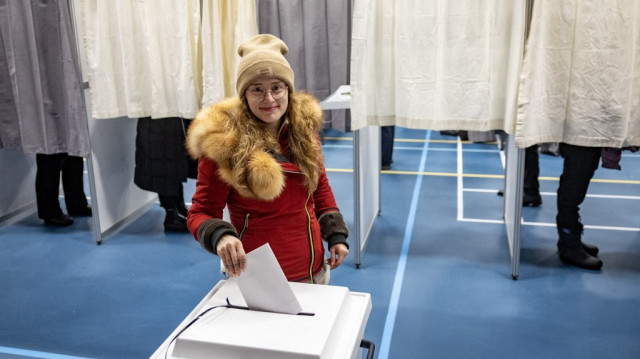 Aki-Matilda Hoegh-Dam, candidate du parti nationaliste Naleraq, vote au bureau de vote de Nuuk, au Groenland, le 11 mars 2025, jour des élections législatives de ce territoire autonome danois.
