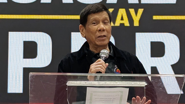L'ancien président philippin Rodrigo Duterte s'exprime lors d'une réunion avec la communauté philippine de Hong Kong au stade Southorn de la ville, le 9 mars 2025.