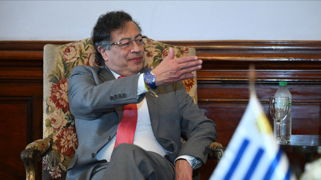 Le président colombien Gustavo Petro assis à côté du nouveau président uruguayen Yamandu Orsi (hors cadre) lors d'une réunion bilatérale au palais Estevez à Montevideo le 2 mars 2025, au lendemain de l'investiture de M. Orsi.