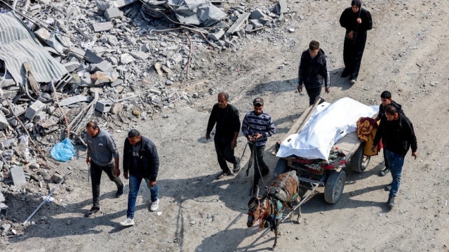 Le corps d'une personne décédée est transporté, dans le nord de la bande de Gaza, le 20 janvier 2025, un jour après l'entrée en vigueur d'un accord de cessez-le-feu dans la guerre entre Israël et le Hamas.