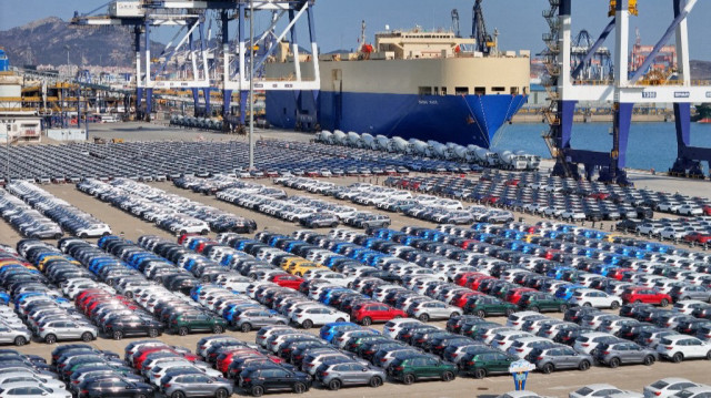 Des voitures destinées à l'exportation sont visibles dans un port à Yantai, dans la province orientale chinoise de Shandong, le 20 février 2025.