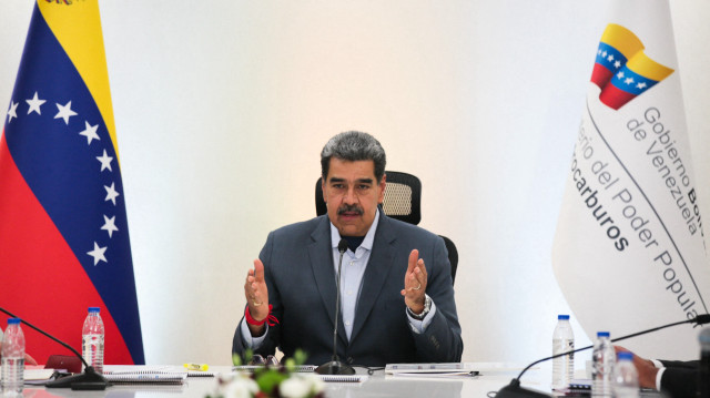 Cette photo diffusée par la présidence vénézuélienne montre le président du Venezuela, Nicolas Maduro, s'exprimant lors d'une réunion avec ses ministres à Caracas le 11 mars 2025.